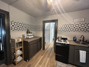 Jääkaappi, mikroaaltouuni, uuni, liesi