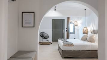 Junior-Studiosuite, Poolblick, Poolseite | Hochwertige Bettwaren, Pillowtop-Betten, Zimmersafe