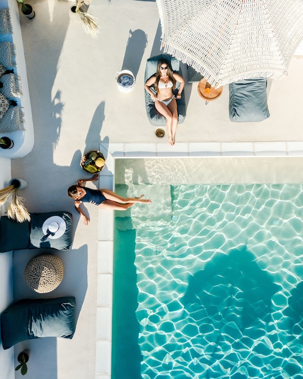 Hồ bơi ngoài trời, dù/ô trên bãi biển/hồ bơi, ghế dài tắm nắng 