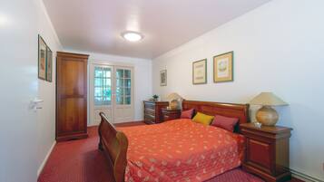 1 habitación, tabla de planchar con plancha, wifi gratis y ropa de cama