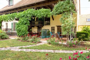 Outdoor dining - Rose - piscine partagée - proche Europa Park (Hessenheim)