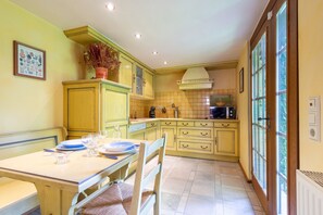 Réfrigérateur, micro-ondes, lave-vaisselle, cafetière/bouilloire