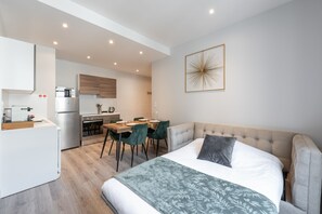 1 soverom, skrivebord, strykejern/-brett og wi-fi (inkludert)