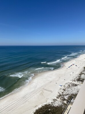 Sulla spiaggia, lettini da mare