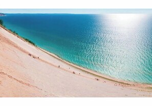 Ein Strand mit freiem Blick auf das Meer und einem sanften Sandhang.