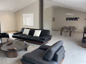 TV, fireplace - Magnificent architect-designed villa, swimming pool, walking distance to beach, pétanque, billiards, basketball (Les Portes-en-Ré)