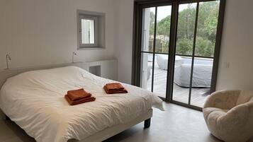 6 bedrooms, desk, iron/ironing board, travel crib