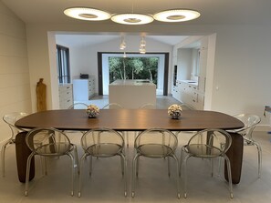 Dining - Magnificent architect-designed villa, swimming pool, walking distance to beach, pétanque, billiards, basketball (Les Portes-en-Ré)