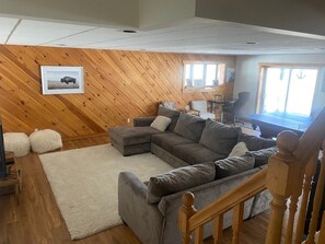 TV connectée, cheminée, table de tennis de table, chaîne hi-fi