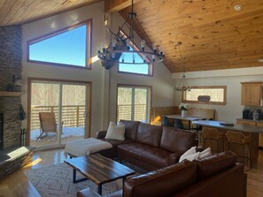 TV connectée, cheminée, table de tennis de table, chaîne hi-fi