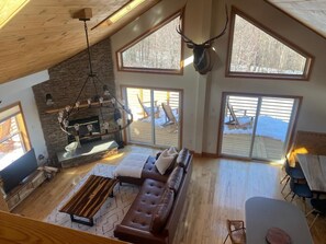 Een smart-tv, een open haard, een tafeltennistafel en een stereo