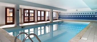 Ski-at-the-door flat with a balcony, swimming pool and car park
