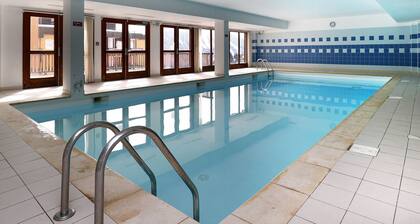 Appartement ski aux pieds avec balcon, piscine & parking