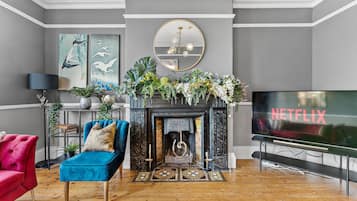 TV, fireplace