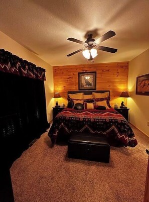 6 bedrooms, desk, iron/ironing board, travel cot