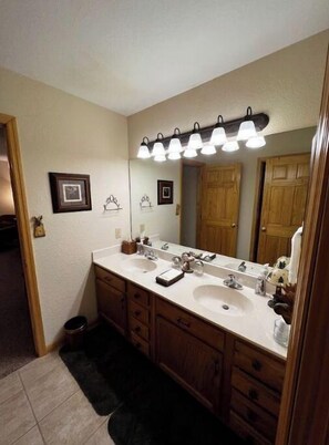 Combined shower/bathtub, jetted bath, hair dryer, towels