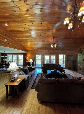 Smart-TV, Kamin, DVD-Player, Tischtennisplatte