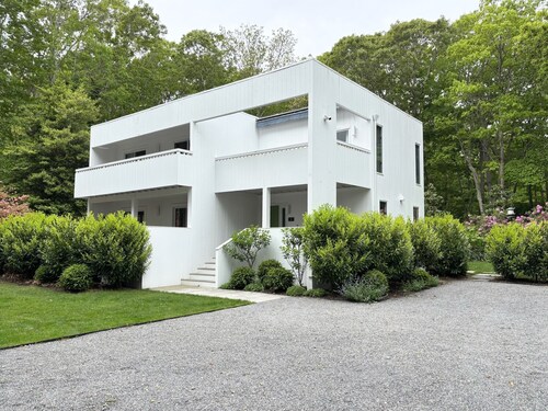 Newly renovated Modern East Hampton Home / Pets welcome