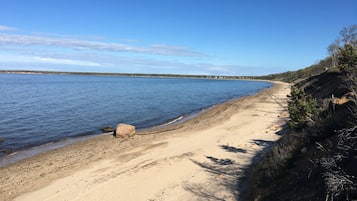 Beach nearby, sun-loungers, beach towels