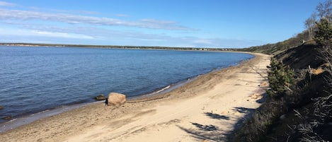 Vlak bij het strand, ligstoelen aan het strand, strandlakens