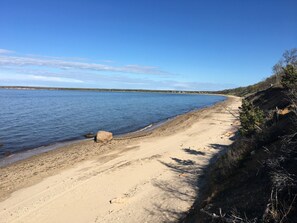 In Strandnähe, Liegestühle, Strandtücher