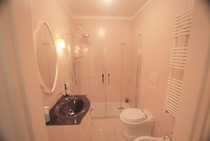 Douche, sĂšche-cheveux, bidet, savon