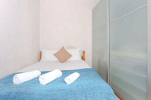 Apartamento básico, várias camas | 2 quartos, espaço de trabalho para notebook