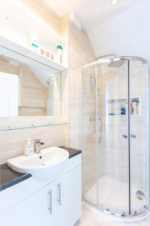 Basic Apartment, Multiple Beds | Bathroom | Towels, soap, shampoo, toilet paper