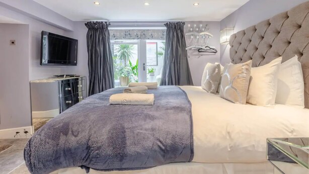 3 bedrooms, iron/ironing board, bed sheets - Swanky Apartment in Bethnal Green With Garden (London)