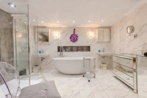 Basic Apartment, Multiple Beds | Bathroom | Hair dryer, towels, soap, shampoo - Swanky Apartment in Bethnal Green With Garden (London)