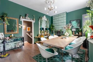 Basic-Apartment, Mehrere Betten | 3 Schlafzimmer, Bügeleisen/Bügelbrett, Bettwäsche