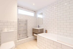 Basic Apartment, 1 Double Bed | Bathroom | Hair dryer, towels, soap, shampoo - Spacious 1 Bedroom Apartment in Vibrant Angel (London)