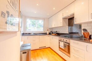 Basic Apartment, 1 Double Bed | Private kitchen | Fridge, oven, stovetop, dishwasher - Spacious 1 Bedroom Apartment in Vibrant Angel (London)