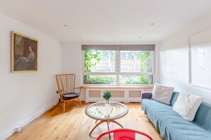 Basic Apartment, 1 Double Bed | Living room - Spacious 1 Bedroom Apartment in Vibrant Angel (London)
