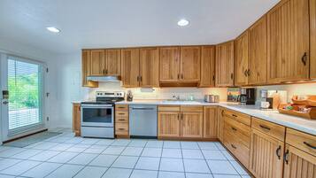 Een koelkast, een microgolfoven, een oven, een kookplaat