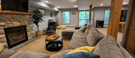 TV connectée, cheminée, table de tennis de table, livres