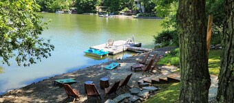 Lakefront w/Dock! Family Friendly Amenities, Close to skiing and Hudson, NY