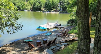 Lakefront w/Dock! Family Friendly Amenities, Close to skiing and Hudson, NY
