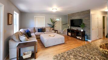 智能電視、壁爐、乒乓球設施、書籍