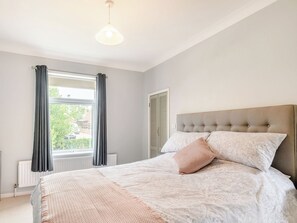 3 bedrooms, free WiFi, bed sheets - Perfect for exploring all the delights of Norfolk and Suffolk. (Loddon)