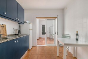Refrigerador, horno, placa de cocina, cafetera/tetera