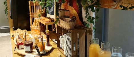 Frukostbuffé varje dag (EUR 9 per person)