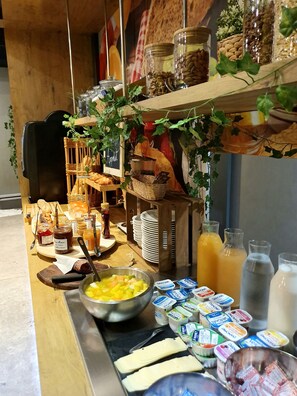 Daily buffet breakfast for a fee - Cit’hôtel Design Booking Evry Saint Germain-Lès-Corbeil Senart (Saint-Germain-les-Corbeil)