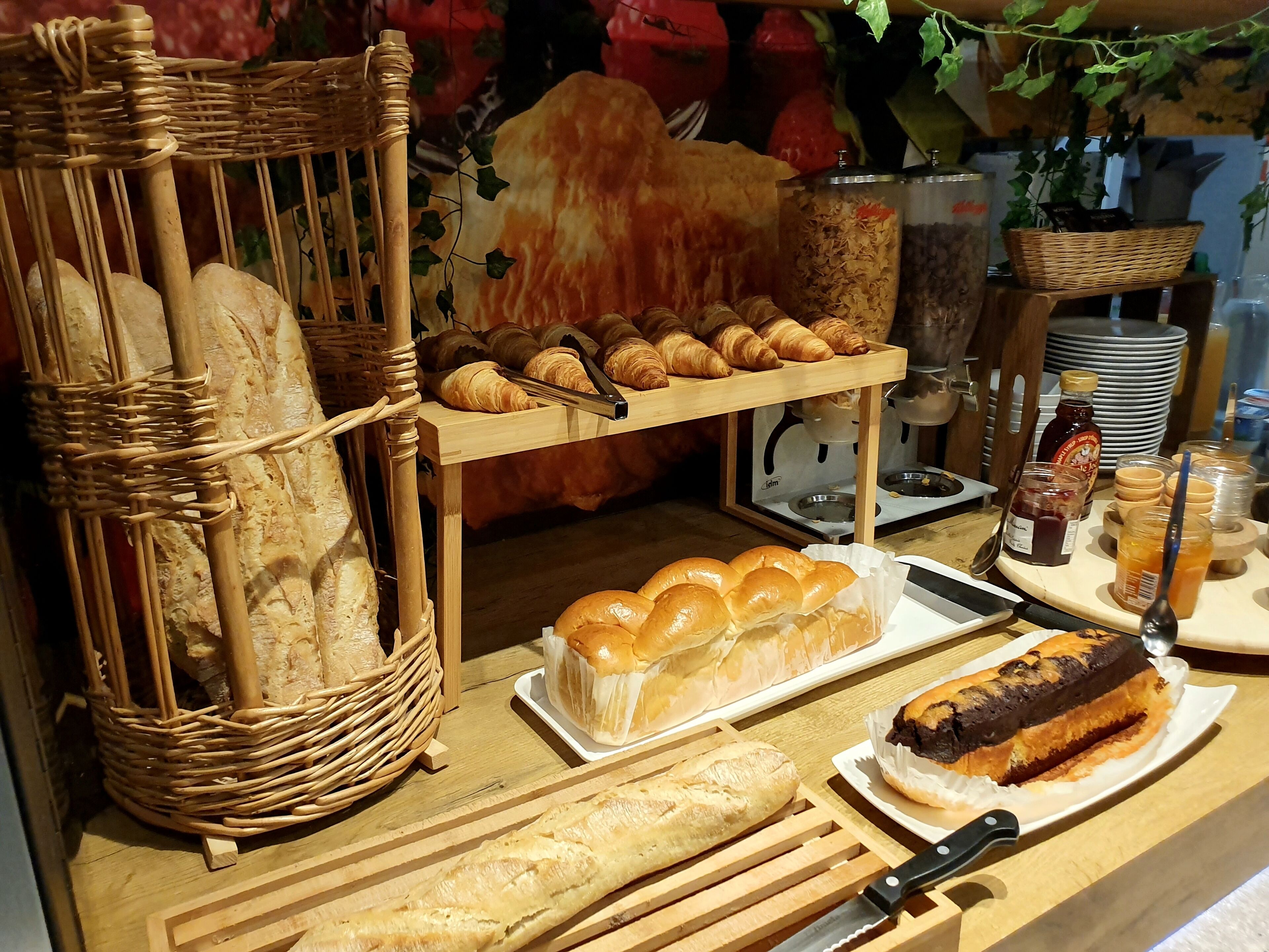 Petit déjeuner buffet (9 EUR par personne)