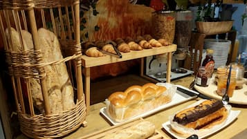 Colazione a buffet, servita tutte le mattine (9 EUR a persona)