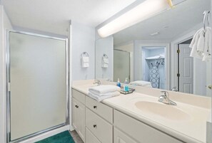 Regadera, secadora de cabello, toallas