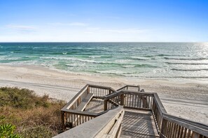 På stranden