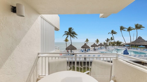 Tropical Tranquility: Oceanview 1BR Suite on the Island