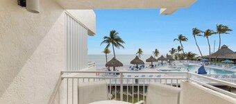 Tropical Tranquility: Oceanview 1BR Suite on the Island