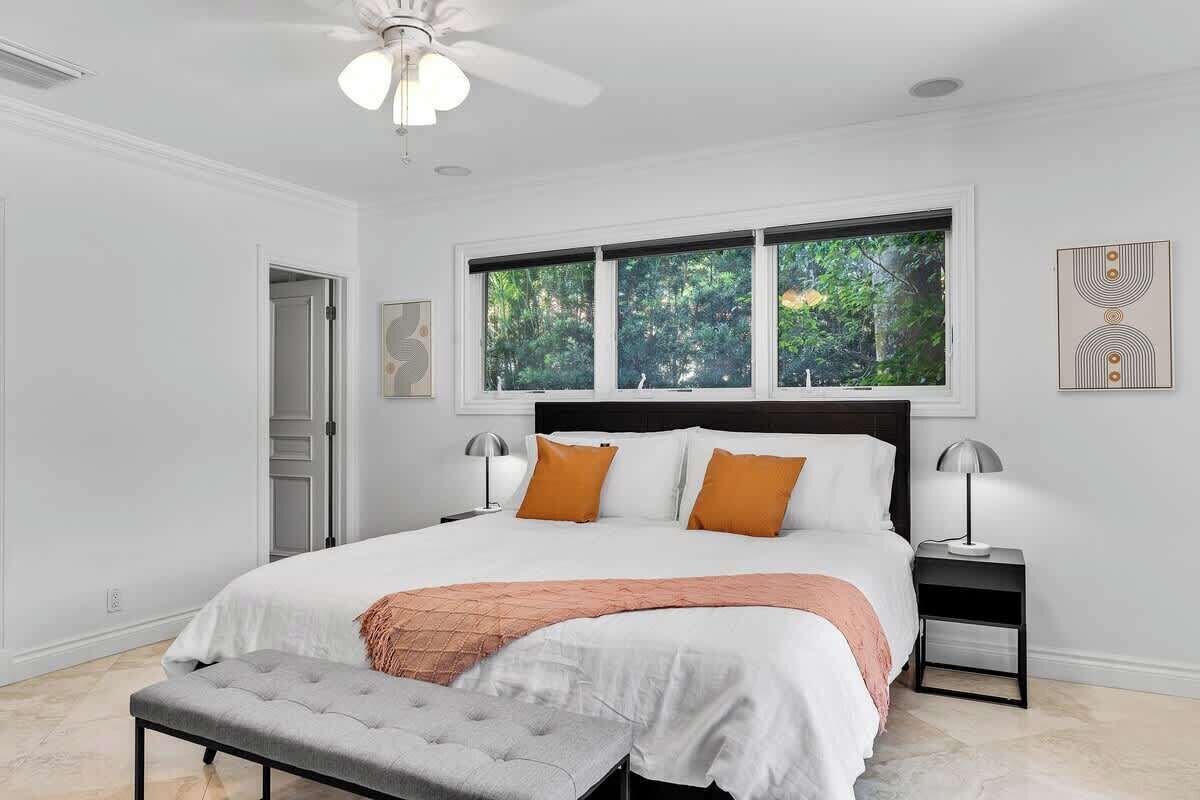 3 soverom, skrivebord, strykejern/-brett og reiseseng for barn